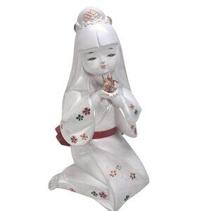 Vintage Japanese Ceramic Figurine White Kneeling Girl With Origami Crane JE370
